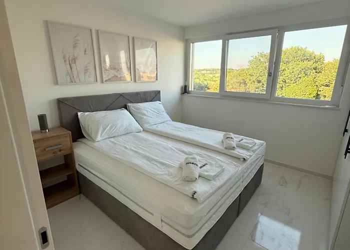 Arminan 52 Terrace, Pool Free Parking -novigrad